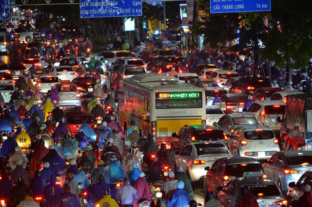 Đường phố Hà Nội đang ùn tắc kinh hoàng hàng giờ liền sau trận mưa lớn, dân công sở kêu trời vì không thể về nhà - Ảnh 2.