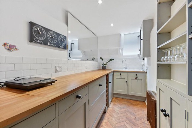 Ngôi nhà hẹp nhất London gây tranh cãi lớn khi rao bán với giá tận hơn 30 tỷ đồng, ai cũng tò mò liệu bên trong chứa kho báu gì không - Ảnh 4.