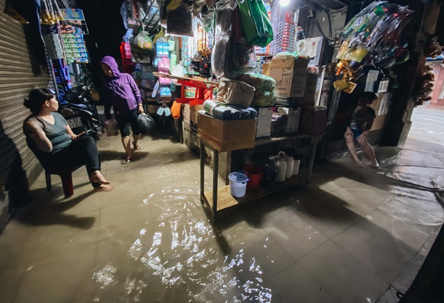 TP.HCM: Chợ Thủ Đức ngập nặng từ trong ra ngoài do mưa lớn, nhiều tiểu thương “khóc ròng” - Ảnh 14.