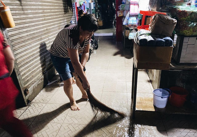 TP.HCM: Chợ Thủ Đức ngập nặng từ trong ra ngoài do mưa lớn, nhiều tiểu thương “khóc ròng” - Ảnh 16.