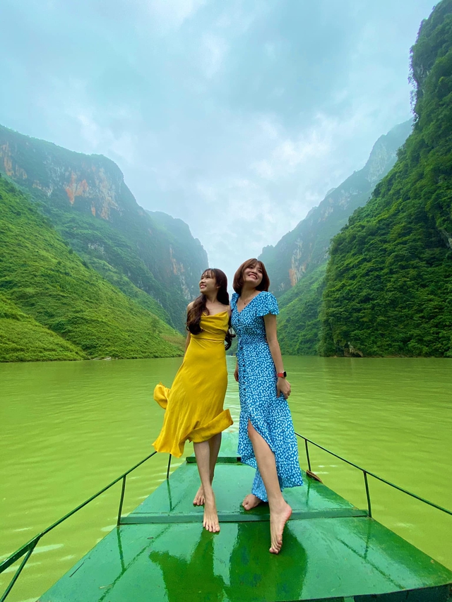 Hà Giang hoang sơ nhưng đầy thơ mộng: Chinh phục dốc Bắc Sum hiểm trở, ngắm dòng Nho Quế xanh mướt giữa núi đá, hẻm Tu Sản ôm mây - Ảnh 11. Hà Giang hoang sơ nhưng đầy thơ mộng: Chinh phục dốc Bắc Sum hiểm trở, ngắm dòng Nho Quế xanh mướt giữa núi đá, hẻm Tu Sản ôm mây - Ảnh 11.