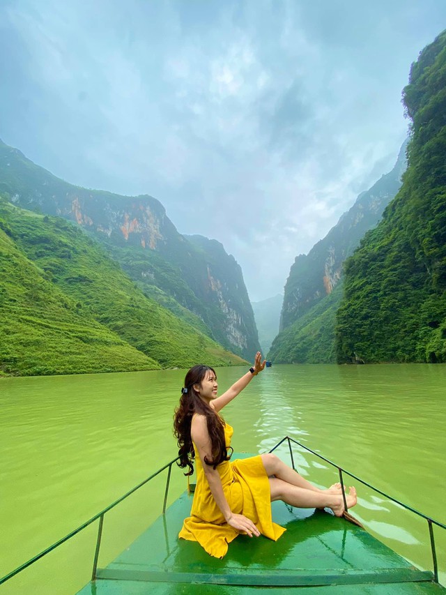 Hà Giang hoang sơ nhưng đầy thơ mộng: Chinh phục dốc Bắc Sum hiểm trở, ngắm dòng Nho Quế xanh mướt giữa núi đá, hẻm Tu Sản ôm mây - Ảnh 8. Hà Giang hoang sơ nhưng đầy thơ mộng: Chinh phục dốc Bắc Sum hiểm trở, ngắm dòng Nho Quế xanh mướt giữa núi đá, hẻm Tu Sản ôm mây - Ảnh 8.