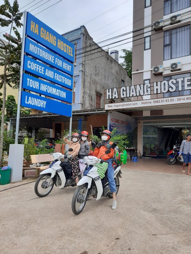 Hà Giang hoang sơ nhưng đầy thơ mộng: Chinh phục dốc Bắc Sum hiểm trở, ngắm dòng Nho Quế xanh mướt giữa núi đá, hẻm Tu Sản ôm mây - Ảnh 1.