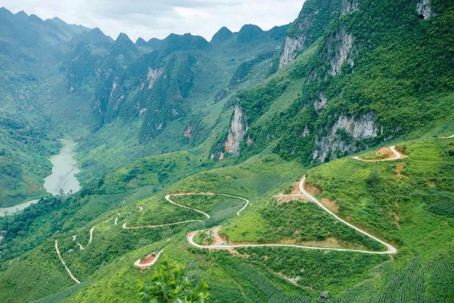 Hà Giang hoang sơ nhưng đầy thơ mộng: Chinh phục dốc Bắc Sum hiểm trở, ngắm dòng Nho Quế xanh mướt giữa núi đá, hẻm Tu Sản ôm mây - Ảnh 13. Hà Giang hoang sơ nhưng đầy thơ mộng: Chinh phục dốc Bắc Sum hiểm trở, ngắm dòng Nho Quế xanh mướt giữa núi đá, hẻm Tu Sản ôm mây - Ảnh 13.