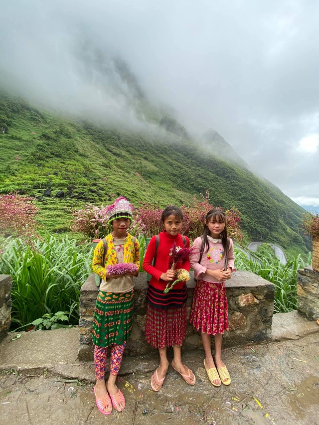 Hà Giang hoang sơ nhưng đầy thơ mộng: Chinh phục dốc Bắc Sum hiểm trở, ngắm dòng Nho Quế xanh mướt giữa núi đá, hẻm Tu Sản ôm mây - Ảnh 6.