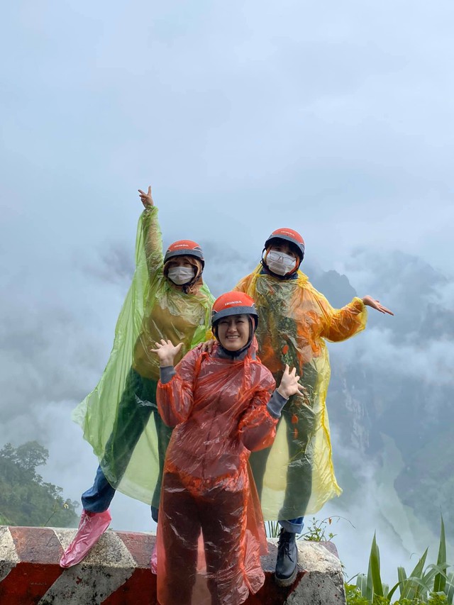 Hà Giang hoang sơ nhưng đầy thơ mộng: Chinh phục dốc Bắc Sum hiểm trở, ngắm dòng Nho Quế xanh mướt giữa núi đá, hẻm Tu Sản ôm mây - Ảnh 2. Hà Giang hoang sơ nhưng đầy thơ mộng: Chinh phục dốc Bắc Sum hiểm trở, ngắm dòng Nho Quế xanh mướt giữa núi đá, hẻm Tu Sản ôm mây - Ảnh 2.