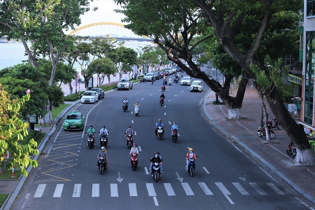 Phố xá, khu vui chơi ở Đà Nẵng nhộn nhịp trong đêm đầu tiên trở lại trạng thái bình thường mới - Ảnh 3.