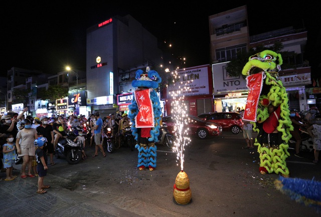 Phố xá, khu vui chơi ở Đà Nẵng nhộn nhịp trong đêm đầu tiên trở lại trạng thái bình thường mới - Ảnh 12.