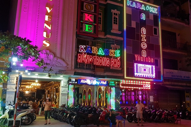 Phố xá, khu vui chơi ở Đà Nẵng nhộn nhịp trong đêm đầu tiên trở lại trạng thái bình thường mới - Ảnh 14.