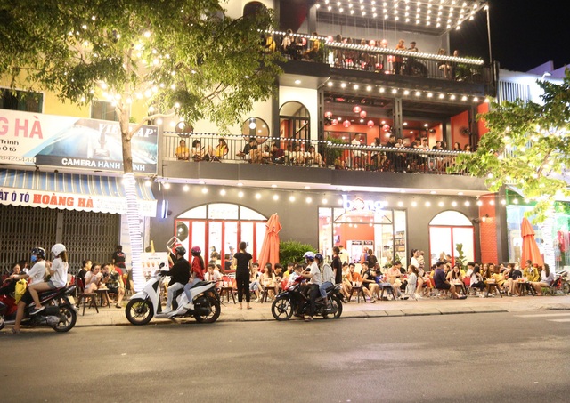 Phố xá, khu vui chơi ở Đà Nẵng nhộn nhịp trong đêm đầu tiên trở lại trạng thái bình thường mới - Ảnh 15.