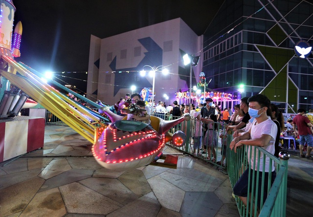 Phố xá, khu vui chơi ở Đà Nẵng nhộn nhịp trong đêm đầu tiên trở lại trạng thái bình thường mới - Ảnh 16.