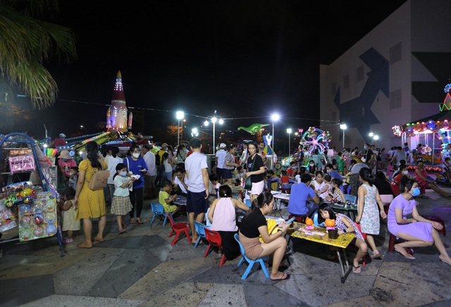 Phố xá, khu vui chơi ở Đà Nẵng nhộn nhịp trong đêm đầu tiên trở lại trạng thái bình thường mới - Ảnh 17.