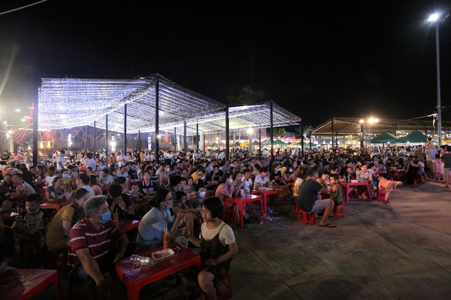 Phố xá, khu vui chơi ở Đà Nẵng nhộn nhịp trong đêm đầu tiên trở lại trạng thái bình thường mới - Ảnh 21.