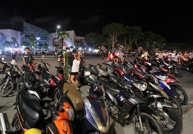 Phố xá, khu vui chơi ở Đà Nẵng nhộn nhịp trong đêm đầu tiên trở lại trạng thái bình thường mới - Ảnh 25.