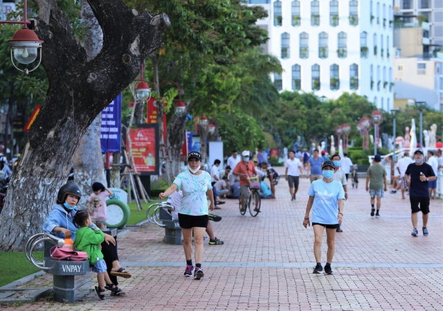 Phố xá, khu vui chơi ở Đà Nẵng nhộn nhịp trong đêm đầu tiên trở lại trạng thái bình thường mới - Ảnh 6.