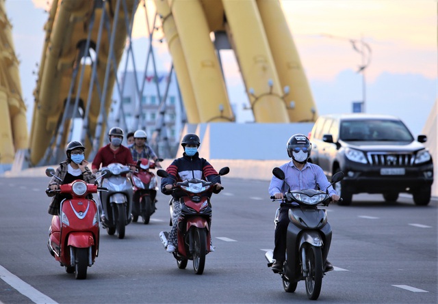 Phố xá, khu vui chơi ở Đà Nẵng nhộn nhịp trong đêm đầu tiên trở lại trạng thái bình thường mới - Ảnh 8.