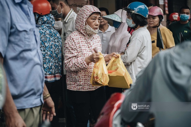 Có người phải cầu cứu bạn bè mua hộ bánh Trung thu Bảo Phương: sức hút từ đâu mà hot đến vậy? - Ảnh 13.