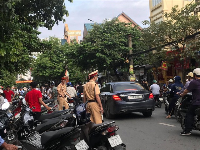 Hàng dài người xếp hàng từ 5h sáng tại 1 tiệm bánh Trung thu Hải Phòng: Công thức gia truyền 60 năm, bao bì thô sơ, chờ cả ngày vẫn về tay không - Ảnh 3. Hàng dài người xếp hàng từ 5h sáng tại 1 tiệm bánh Trung thu Hải Phòng: Công thức gia truyền 60 năm, bao bì thô sơ, chờ cả ngày vẫn về tay không - Ảnh 3.