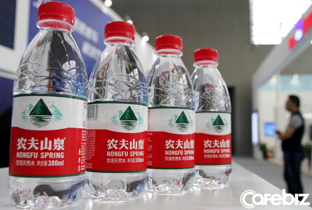 Zhong Shanshan: Từ thợ xây chưa tốt nghiệp cấp một đến tỷ phú giàu thứ 3 Trung Quốc nhờ nước đóng chai - Ảnh 1.