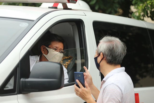 Ảnh, clip: Chuyến xe cứu thương chở bệnh nhân nghèo của ông Đoàn Ngọc Hải dừng chân tại Hà Nội - Ảnh 3.