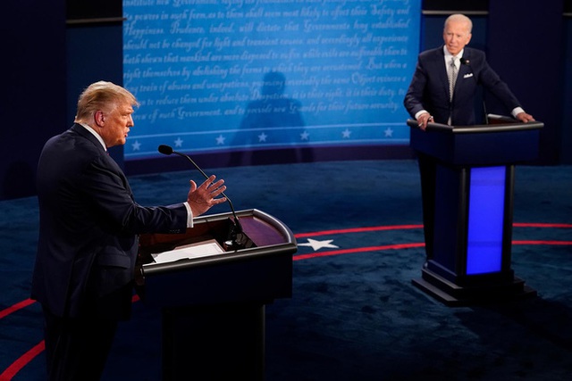 Ứng cử viên Biden mắng thẳng mặt Tổng thống Trump: Ông cứ lảm nhảm tiếp đi - Ảnh 1.