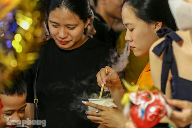 ‘Hốt bạc’ nhờ bán kem nhả khói độc đáo mùa Trung thu Hà Nội - Ảnh 11.