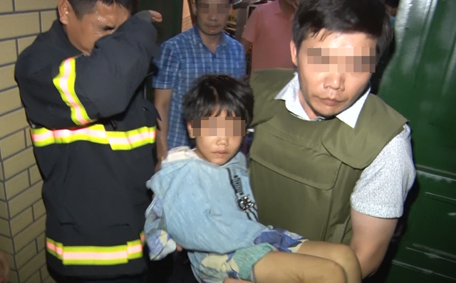Giải cứu bé gái bị cha đẻ bạo hành ở Bắc Ninh, thu súng đạn đã lên nòng - Ảnh 1.