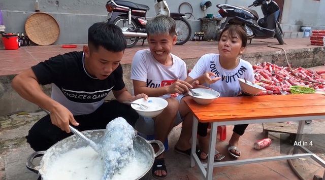 Con trai Bà Tân Vlog đạt đến cực đỉnh phẫn nộ của cộng đồng mạng khi mang gà nguyên lông nấu cháo mời các em - Ảnh 4. Con trai Bà Tân Vlog đạt đến cực đỉnh phẫn nộ của cộng đồng mạng khi mang gà nguyên lông nấu cháo mời các em - Ảnh 4.