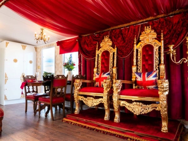 Bỏ 4,8 triệu/đêm trải nghiệm cuộc sống vương giả trong cung điện Buckingham phiên bản... lều trại - Ảnh 2.