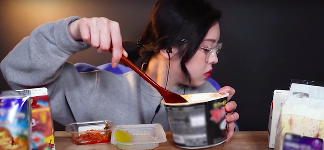 Vụ YouTuber Hàn bị “tố” lừa dối: Đạp lên dư luận trong nước, biến vlog mukbang đồ ăn Việt Nam trở thành “trận chiến” của fan quốc tế - Ảnh 3.