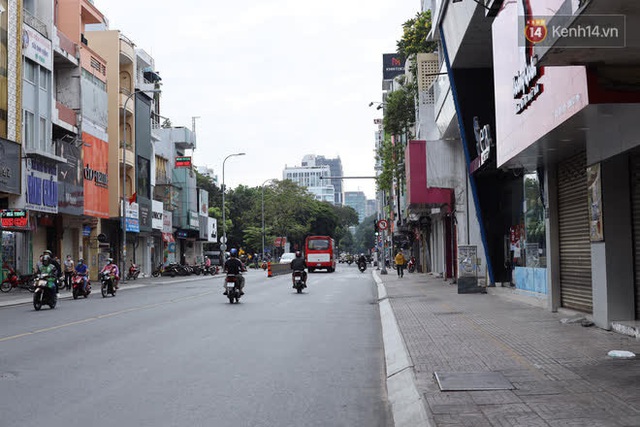 Chùm ảnh: Phố xá Sài Gòn vắng lặng và yên bình ngày đầu năm, nhiều phụ nữ diện áo dài tươi cười dạo phố - Ảnh 2.