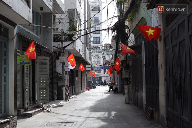Chùm ảnh: Phố xá Sài Gòn vắng lặng và yên bình ngày đầu năm, nhiều phụ nữ diện áo dài tươi cười dạo phố - Ảnh 7.