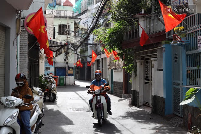Chùm ảnh: Phố xá Sài Gòn vắng lặng và yên bình ngày đầu năm, nhiều phụ nữ diện áo dài tươi cười dạo phố - Ảnh 9.