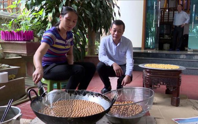Người dân làm bánh nhãn Hồi Xuân tại huyện Quan Hóa, Thanh Hóa.