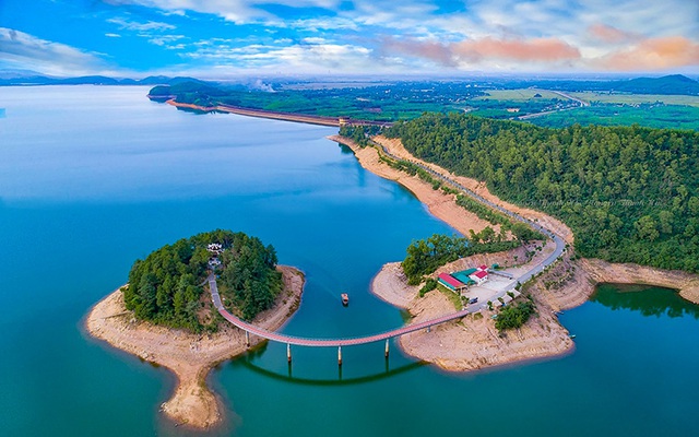 Hồ Kẻ Gỗ đã được quy hoạch du lịch sinh thái và được Tập đoàn TH tiến hành khảo sát, đề nghị đầu tư dự án nghỉ dưỡng, du lịch lòng hồ Kẻ Gỗ (Ảnh Thanh Hải).