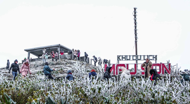  Hàng ngàn du khách bất chấp rét buốt lên đỉnh Mẫu Sơn ngắm băng tuyết - Ảnh 1.