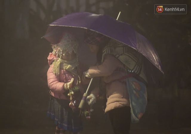 Chùm ảnh: Trẻ em ở Sa Pa bị đẩy ra đường bán hàng cho du khách dưới thời tiết 0 độ C - Ảnh 13.