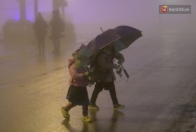Chùm ảnh: Trẻ em ở Sa Pa bị đẩy ra đường bán hàng cho du khách dưới thời tiết 0 độ C - Ảnh 14.