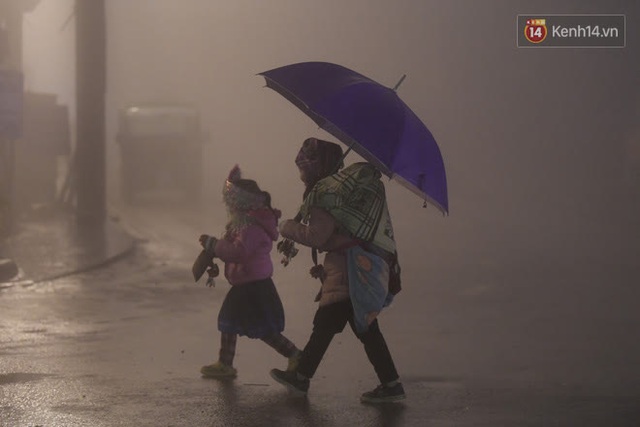 Chùm ảnh: Trẻ em ở Sa Pa bị đẩy ra đường bán hàng cho du khách dưới thời tiết 0 độ C - Ảnh 15.