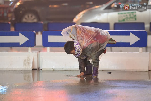 Chùm ảnh: Trẻ em ở Sa Pa bị đẩy ra đường bán hàng cho du khách dưới thời tiết 0 độ C - Ảnh 3.