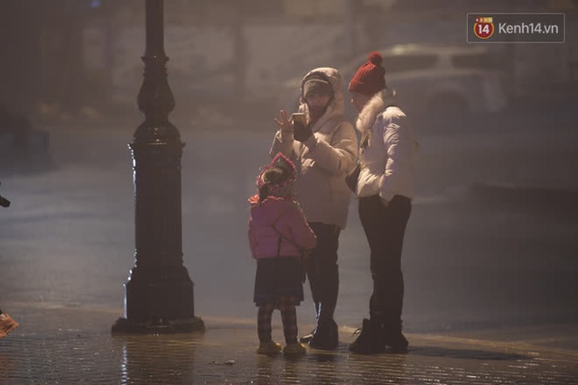 Chùm ảnh: Trẻ em ở Sa Pa bị đẩy ra đường bán hàng cho du khách dưới thời tiết 0 độ C - Ảnh 6.