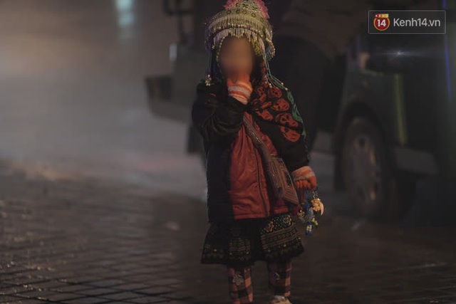 Chùm ảnh: Trẻ em ở Sa Pa bị đẩy ra đường bán hàng cho du khách dưới thời tiết 0 độ C - Ảnh 10.