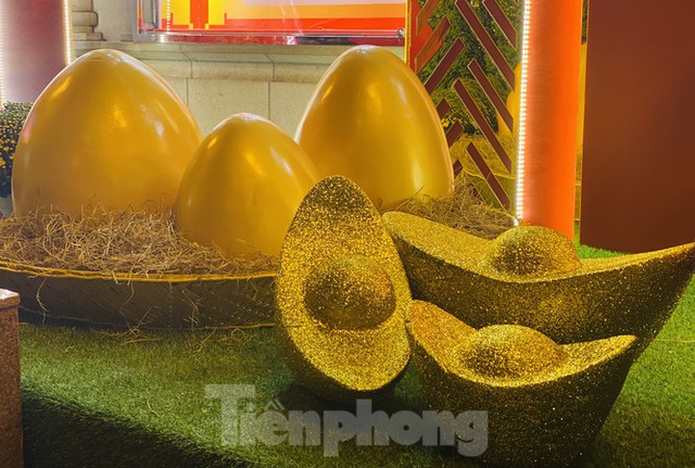 Đường phố TPHCM lung linh trang trí trâu vàng đón Tết Tân Sửu - Ảnh 8.
