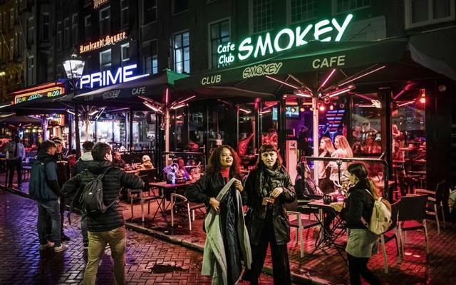 Những quán cà phê và cần sa là điểm du lịch nổi tiếng của Amsterdam. Nguồn: Ramon Van Flyemen/AFP/Getty Images.