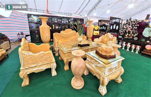  Choáng ngợp bộ bàn ghế ngọc Hoàng Long bán rẻ, giá gần tỷ đồng ở Hà Nội - Ảnh 1.