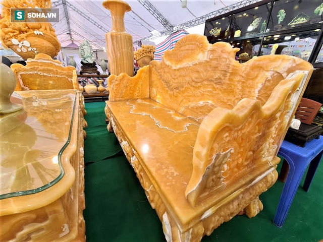  Choáng ngợp bộ bàn ghế ngọc Hoàng Long bán rẻ, giá gần tỷ đồng ở Hà Nội - Ảnh 3.