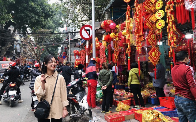 Người dân chen chân ở phố Hàng Mã sắm Tết