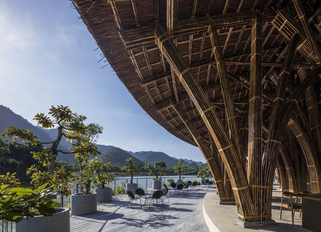 Stunning architecture of the restaurant in Cuc Phuong forest: 100% bamboo, majestic dome like a castle - Photo 9.