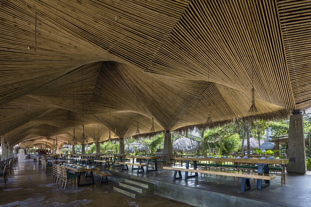 Nhà hàng mái dừa, thân tre ven sông ở miền Tây nổi bật trên báo ngoại - Ảnh 2.