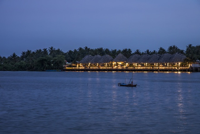 Nhà hàng mái dừa, thân tre ven sông ở miền Tây nổi bật trên báo ngoại - Ảnh 8.
